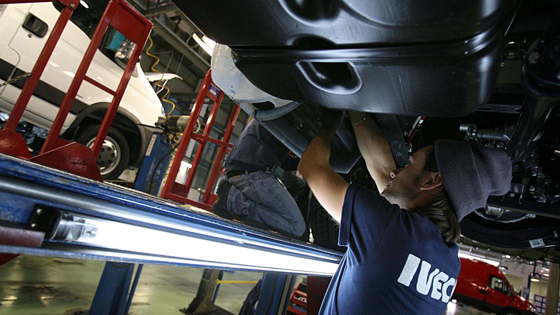 iveco diventa indiana fra brescia e suzzara tremano quasi 7mila dipendenti a rischio le imprese collegate