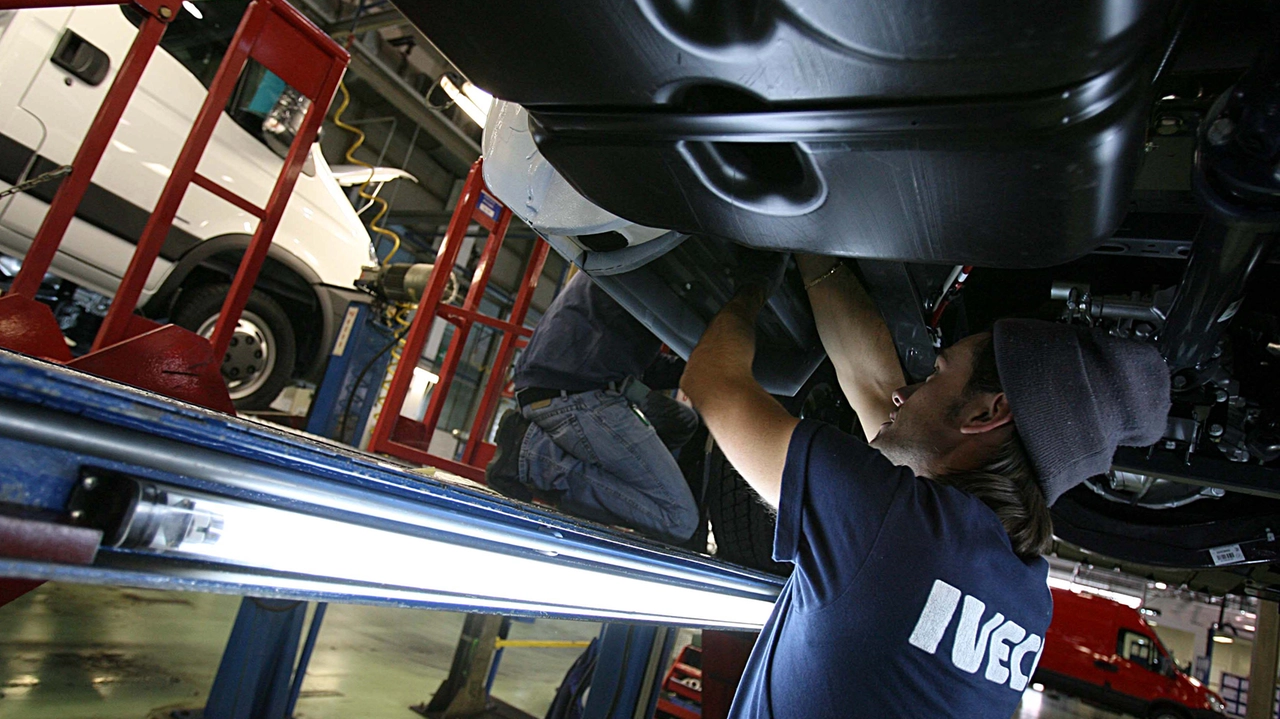 Al lavoro in uno stabilimento Iveco (Archivio) Al lavoro in uno stabilimento Iveco (Archivio)