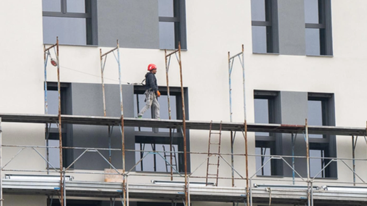 Valore cresciuto del 2%, le famiglie puntano sui quartieri al centro di progetti di sviluppo immobiliare. Quasi 13mila euro il finanziamento medio per comprare casa, 43 anni l’età media dei richiedenti. Valore cresciuto del 2%, le famiglie puntano sui quartieri al centro di progetti di sviluppo immobiliare. Quasi 13mila euro il finanziamento medio per comprare casa, 43 anni l’età media dei richiedenti.