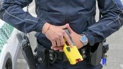 La dotazione di taser alla Polizia locale è un tema che ha diviso più di un’amministrazione
