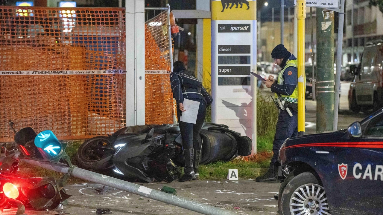 Lo scooter sul quale viaggiavano Fares Bouzidi e Ramy Elgaml dopo lo schianto contro un palo all'incrocio fra via Ripamonti e via Quaranta Lo scooter sul quale viaggiavano Fares Bouzidi e Ramy Elgaml dopo lo schianto contro un palo all'incrocio fra via Ripamonti e via Quaranta