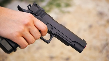 Asola, sedicenne infila la scacciacani in bocca a un ragazzo e spara: tre denti rotti