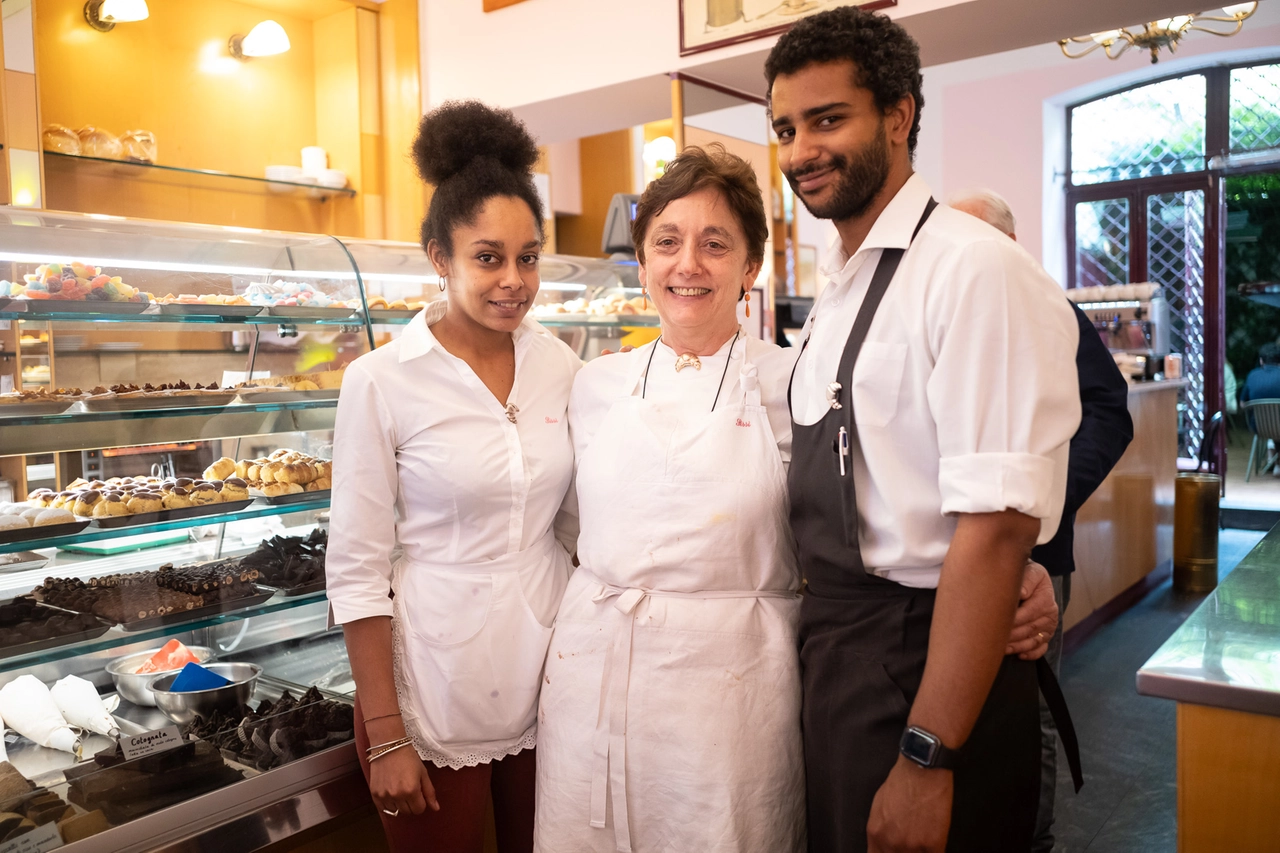 Sissi Zaye della storica pasticceria Sissi con i figli all’interno del locale