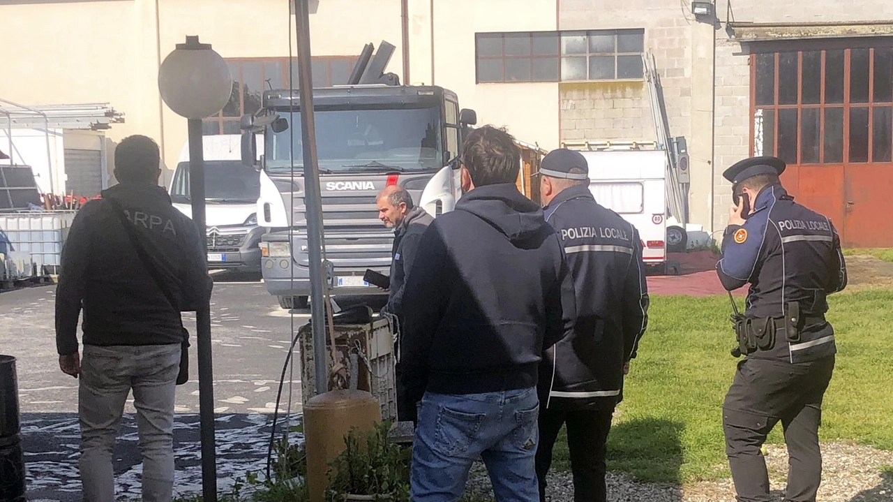 I residenti nel quartiere Pavia Est hanno chiamato anche la Polizia Locale per la "nevicata nera"