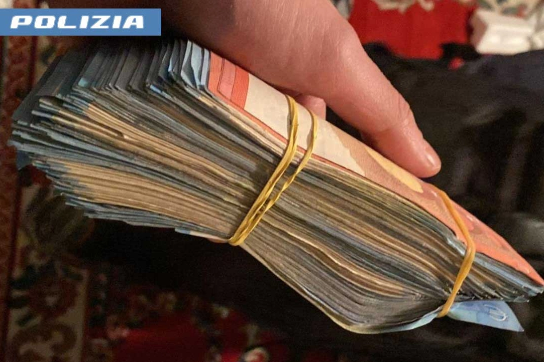 Un pacco di banconote, provento dello spaccio