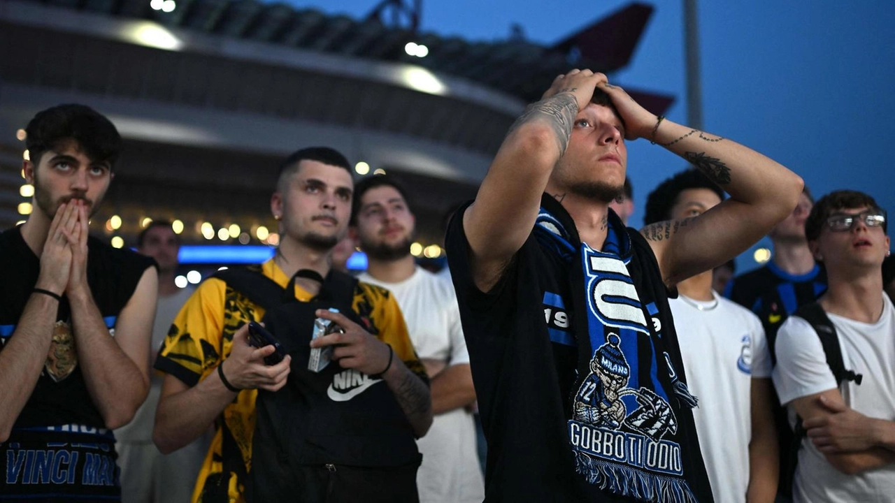 La delusione dei tifosi interisti allo stadio di San Siro, dove sabato sera è stata trasmessa in diretta la finale di Champions League con il Paris Saint-Germain finita 5-0 La delusione dei tifosi interisti allo stadio di San Siro, dove sabato sera è stata trasmessa in diretta la finale di Champions League con il Paris Saint-Germain finita 5-0