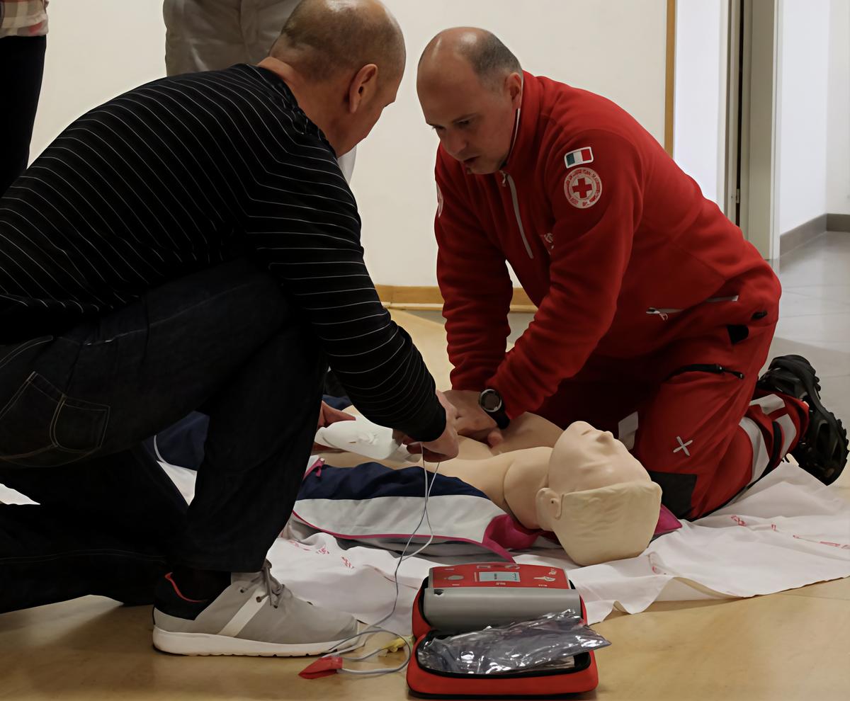 malore in piazza in due lo salvano col defibrillatore