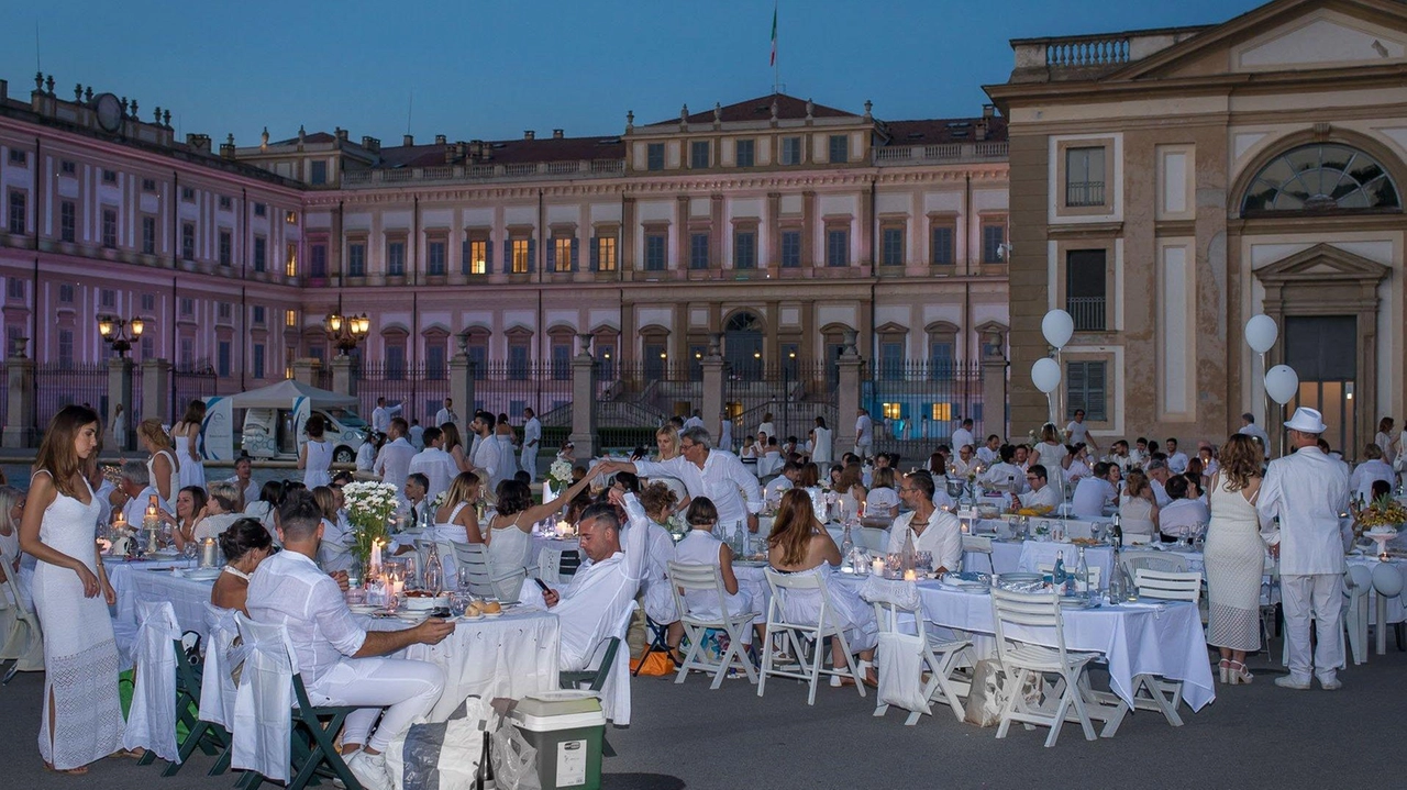 Una delle precedenti edizioni della “Cena in Bianco” che si è svolta davanti alla Villa Reale I partecipanti in look “total white” devono rispettare poche e semplici regole Una delle precedenti edizioni della “Cena in Bianco” che si è svolta davanti alla Villa Reale I partecipanti in look “total white” devono rispettare poche e semplici regole