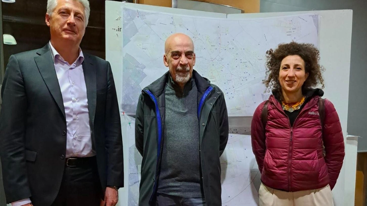 Mauro Barzizza del centro studi Pim, il dirigente Luigi Fregoni e Paola Piacentini
