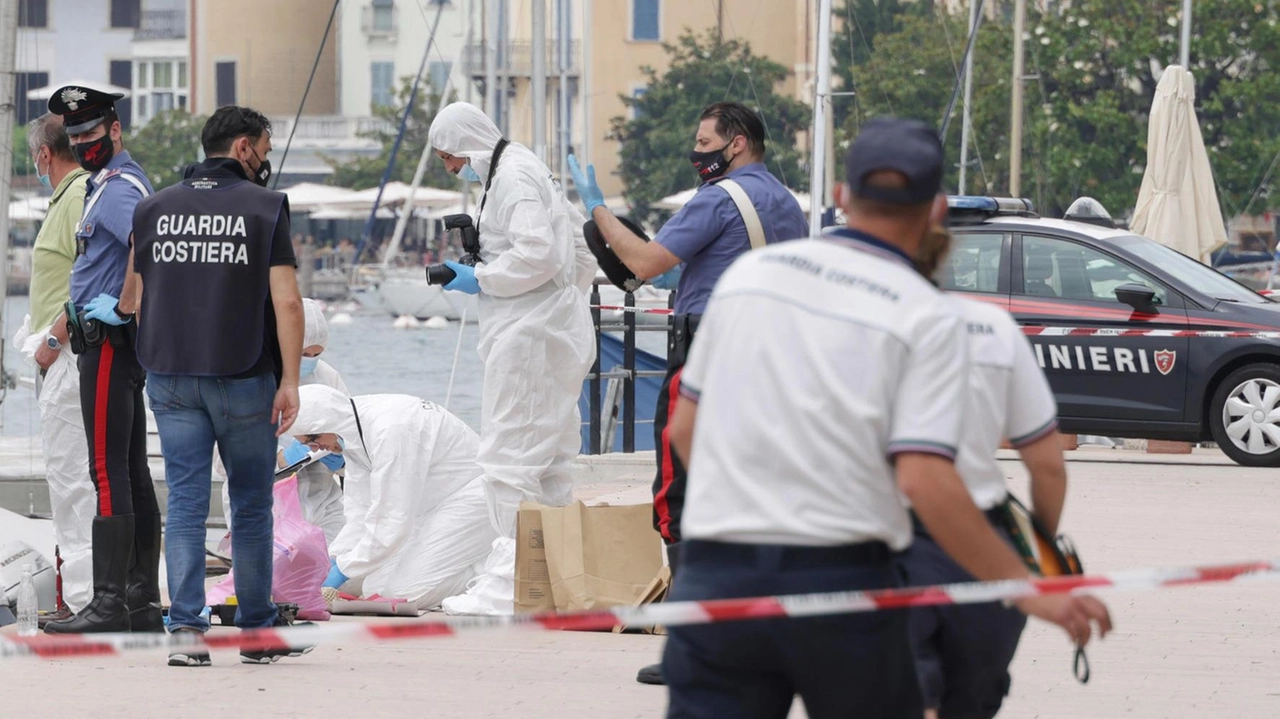 Un cadavere è stato rinvenuto ieri pomeriggio nel lago di Garda tra Desenzano e Sirmione, a circa un miglio dalla... Un cadavere è stato rinvenuto ieri pomeriggio nel lago di Garda tra Desenzano e Sirmione, a circa un miglio dalla...