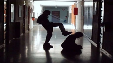 Busto Arsizio, quindicenne preso a calci pugni dal branco. La rabbia del padre: “Picchiato da delle bestie, ognuno voleva il suo pezzo di carne...”