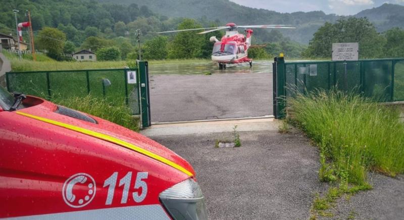 paura in montagna due escursionisti sorpresi dal temporale li salvano i vigili del fuoco