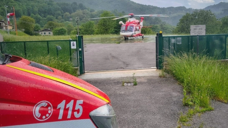 I vigili del fuoco in azione con l'elicottero per i soccorsi I vigili del fuoco in azione con l'elicottero per i soccorsi