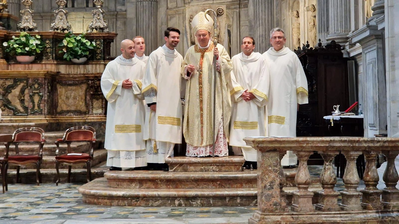 Al centro il cardinale Cantoni con i tre seminaristi e i due diaconi permanenti nel Duomo