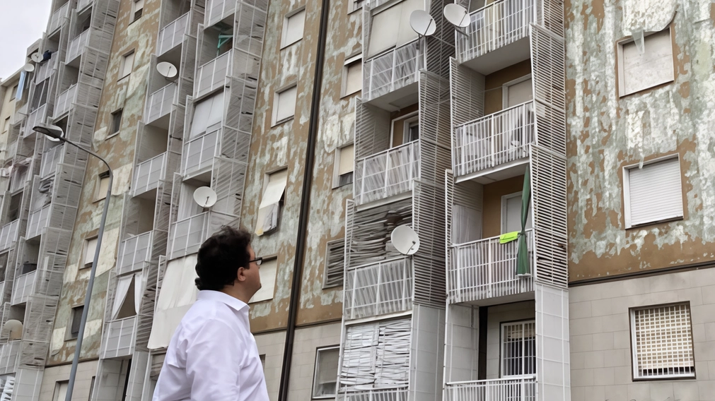 Le facciate di uno dei “palazzi della vergogna“ a Rozzano mai sistemati a quattro anni dalla violenta grandinata