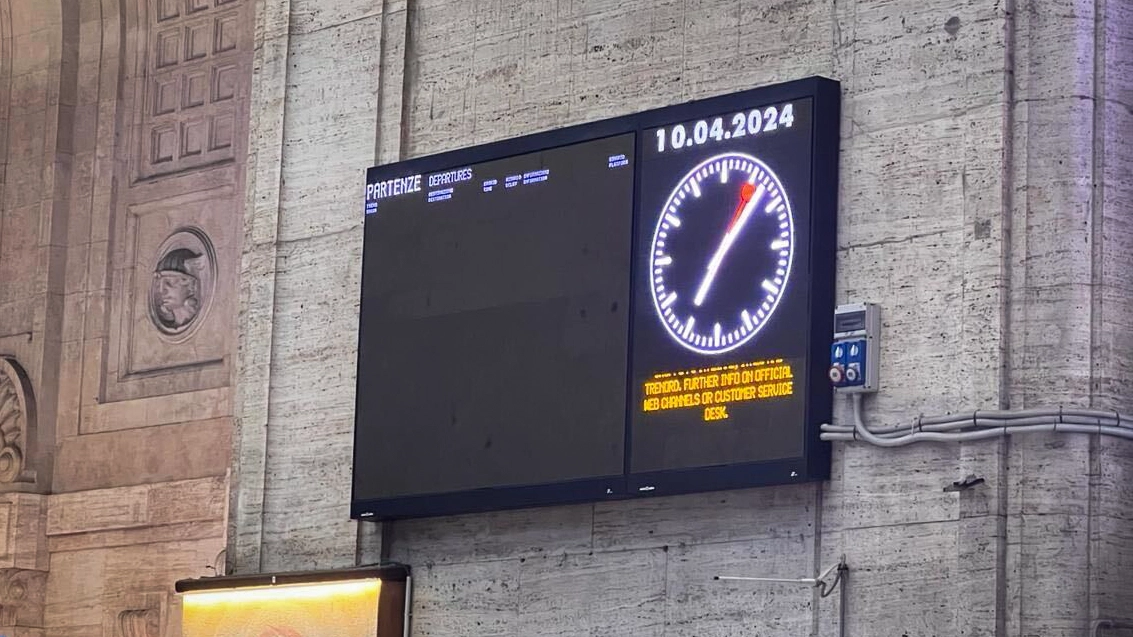 Uno dei tabelloni in tilt alla stazione Centrale di Milano