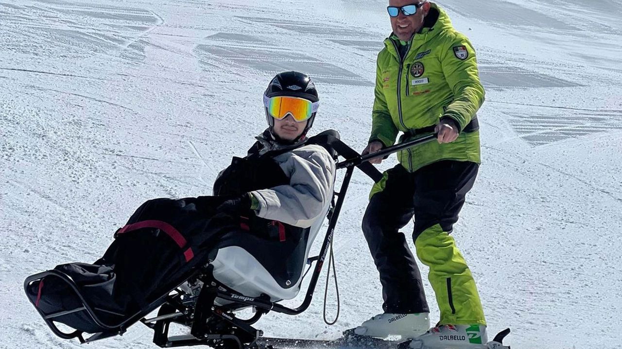 Il dualski ha una seduta montata su due sci paralleli, donati da Blossom Skis