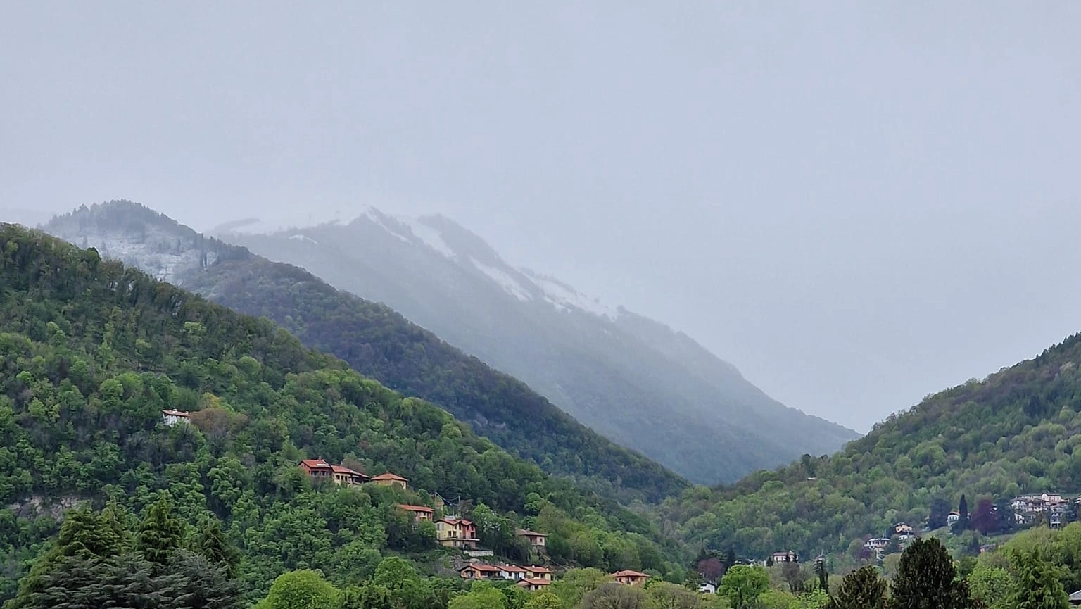 Imbiancate le montagne sopra Canzo, 2 aprile 2024 (Foto facebook Federico Gilardoni)