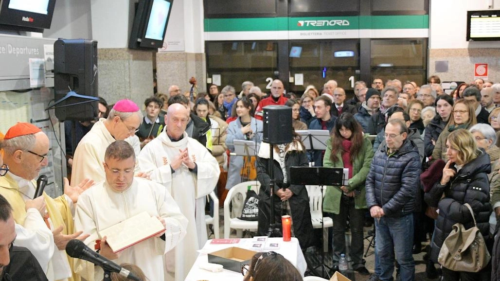 Un momento della celebrazione nella sala d’attesa della stazione ferroviaria di Pavia Un momento della celebrazione nella sala d’attesa della stazione ferroviaria di Pavia