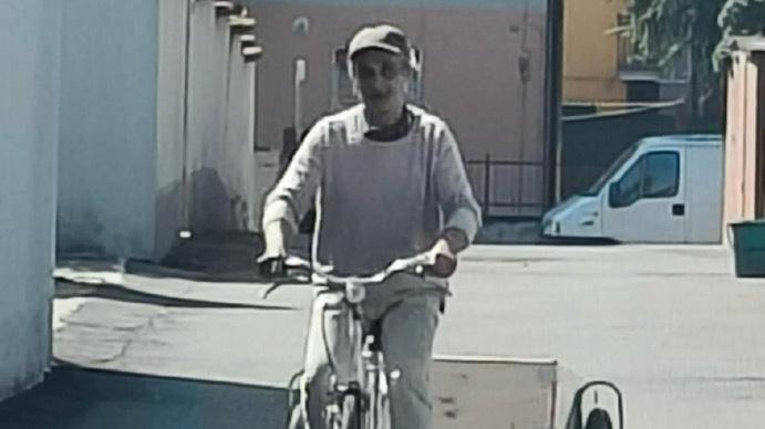 La storia del pensionato Stefano: privato del suo carretto dal Comune, i compaesani gliene regalano uno