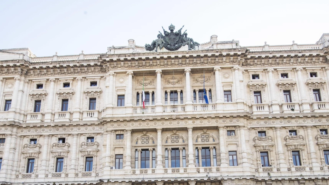 La Corte di Cassazione annulla la revoca della patente per un automobilista che ha ottenuto la remissione della querela per lesioni gravi personali. La remissione estingue il reato e le sanzioni connesse. La Corte di Cassazione annulla la revoca della patente per un automobilista che ha ottenuto la remissione della querela per lesioni gravi personali. La remissione estingue il reato e le sanzioni connesse.
