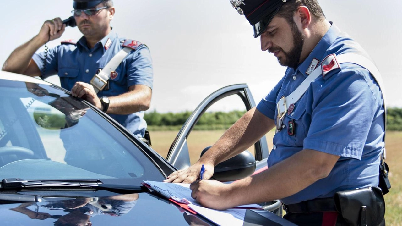 Cerro Maggiore, l’uomo è riuscito a farsi consegnare qualche decina di migliaia di euro. I carabinieri stanno visionando i filmati delle telecamere. Clienti sotto shock: " Sembrava un film". .