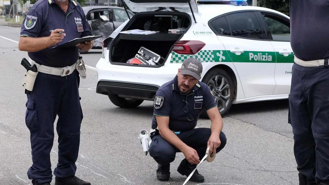 Una donna di 53 anni, coinvolta in un grave incidente a Cesano Boscone, riporta lesioni gravi, tra cui emorragie interne e fratture, a causa di un impatto con un'altra vettura. Le indagini sono in corso per chiarire la dinamica dell'incidente. Una donna di 53 anni, coinvolta in un grave incidente a Cesano Boscone, riporta lesioni gravi, tra cui emorragie interne e fratture, a causa di un impatto con un'altra vettura. Le indagini sono in corso per chiarire la dinamica dell'incidente.