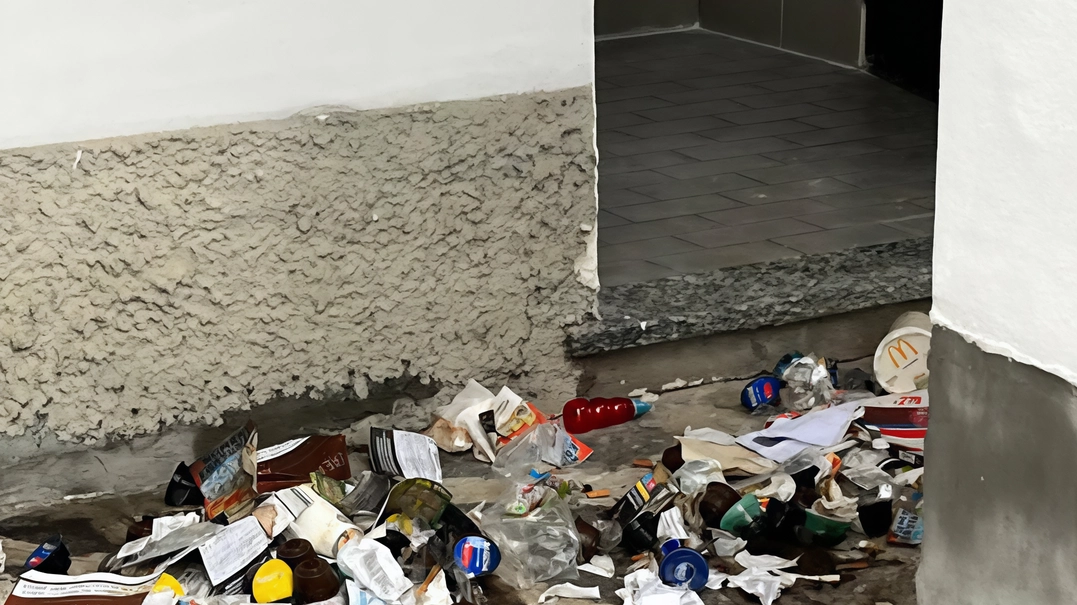 Getta un cumulo di rifiuti misti davanti ai bagni del cimitero, ma viene incastrato da scontrini e telecamere. Sarà sanzionato,... Getta un cumulo di rifiuti misti davanti ai bagni del cimitero, ma viene incastrato da scontrini e telecamere. Sarà sanzionato,...