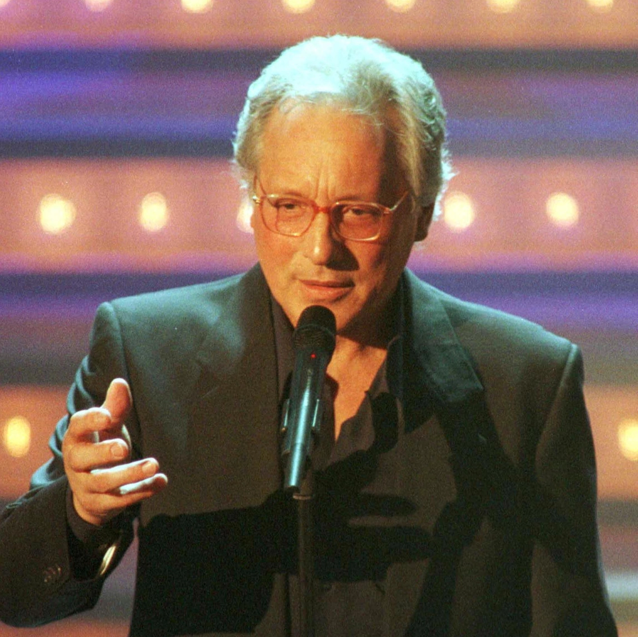 Enzo Jannacci durante una delle sue esibizioni nel 1998 al festival di Sanremo (Archivio)