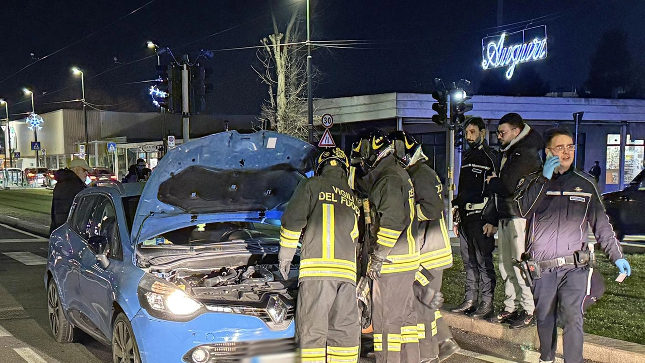Grave incidente stradale questo pomeriggio in viale Liguria nel centro cittadino di Rozzano. Una donna di 71 anni, mentre stava... Grave incidente stradale questo pomeriggio in viale Liguria nel centro cittadino di Rozzano. Una donna di 71 anni, mentre stava...