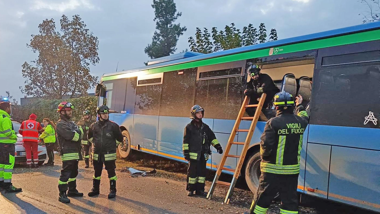 Romano di Lombardia, l'autobus rimasto coinvolto nell'incidente Romano di Lombardia, l'autobus rimasto coinvolto nell'incidente