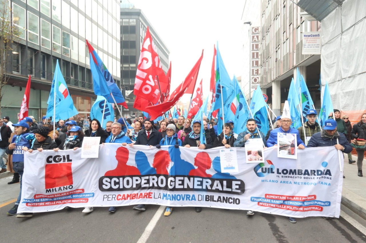 Il corteo di Cgil e Uil per le vie di Milano