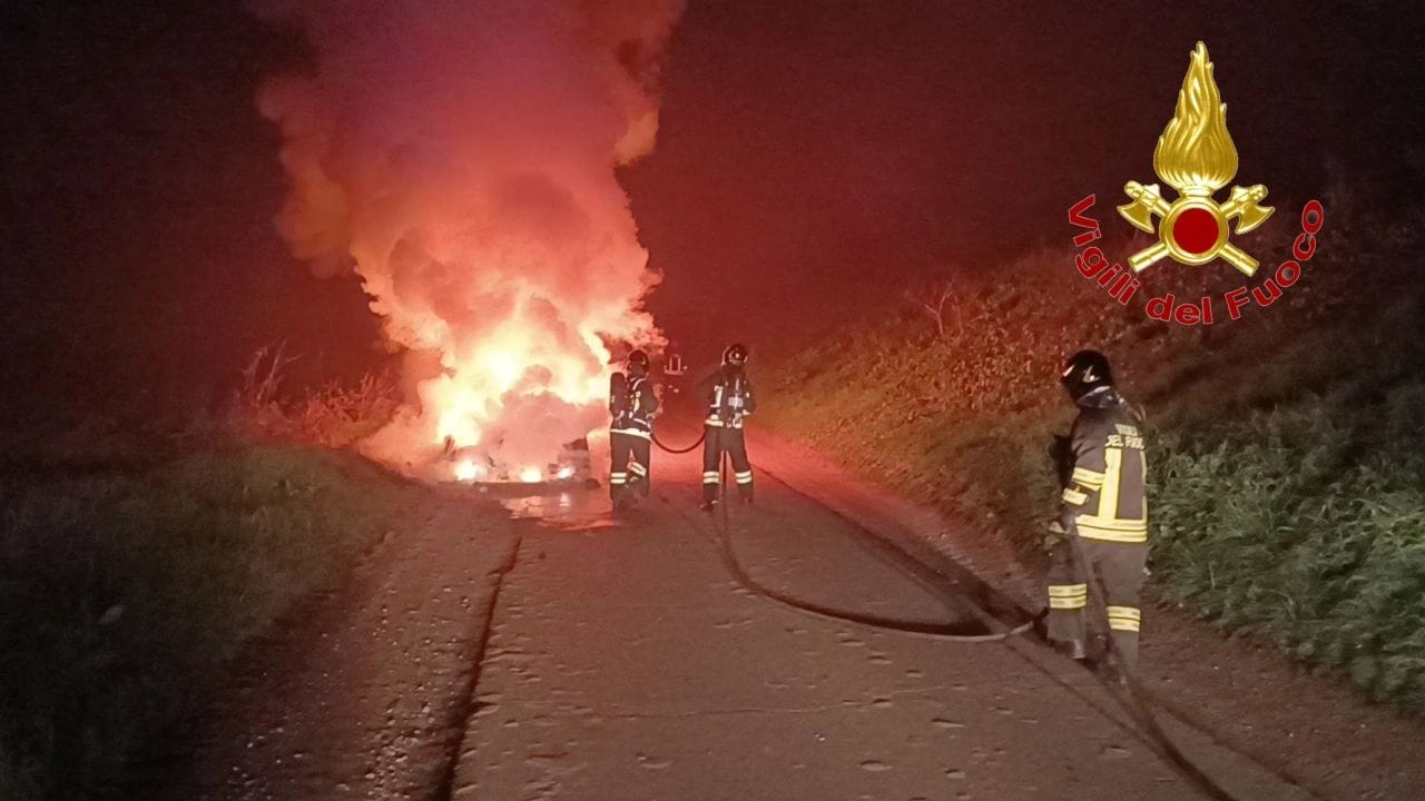 La vettura in fiamme a Borghetto Lodigiano La vettura in fiamme a Borghetto Lodigiano