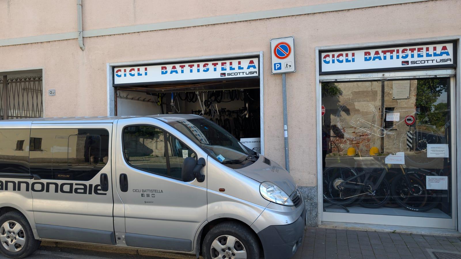 Spaccata al negozio di bici, commando blocca la strada: bottino cinquantamila euro Spaccata al negozio di bici, commando blocca la strada: bottino cinquantamila euro