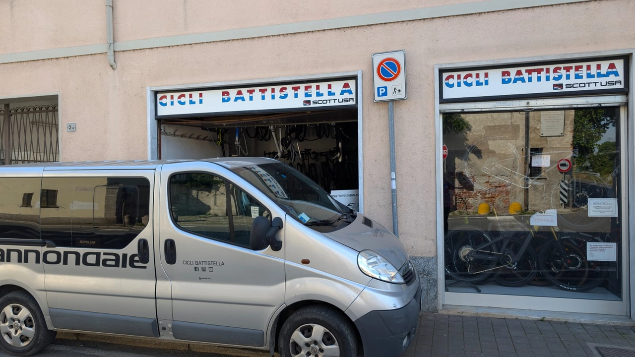 Il negozio di bici Battistella razziato Il negozio di bici Battistella razziato