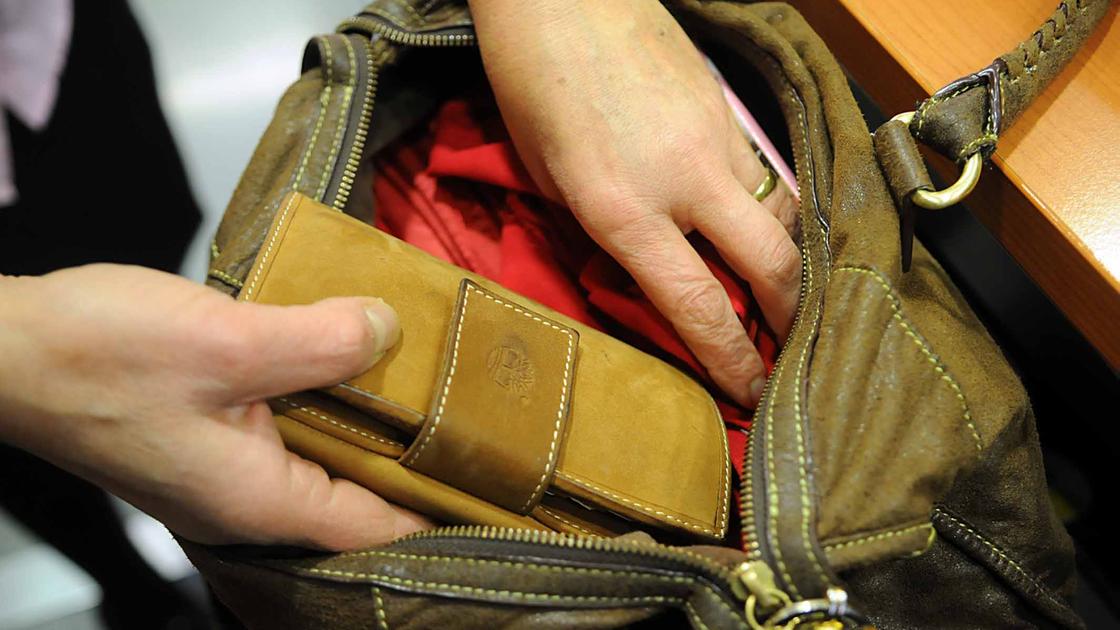 Borseggiatrici in azione nell’ascensore della Stazione Centrale di Milano, ma la turista se ne accorge: arrestate