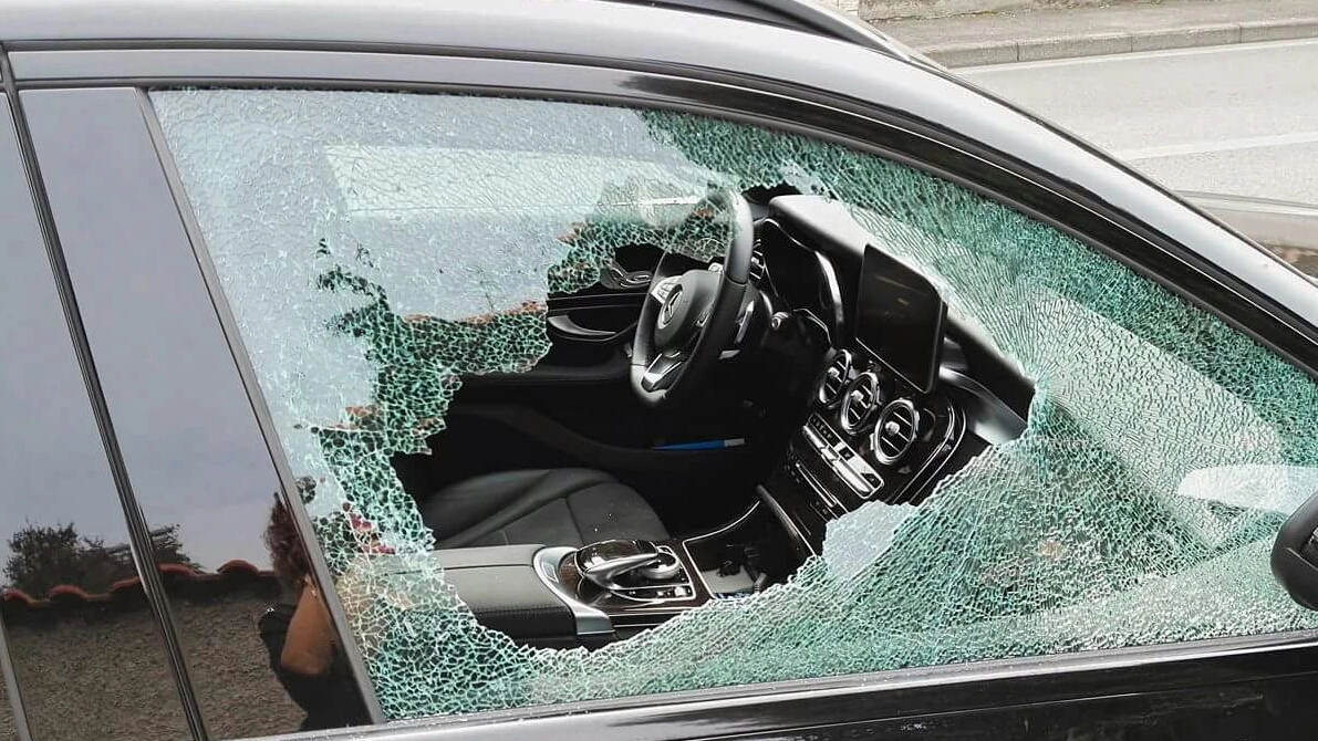 Il giovane ha spaccato i vetri di diverse automobili (foto di repertorio) Il giovane ha spaccato i vetri di diverse automobili (foto di repertorio)