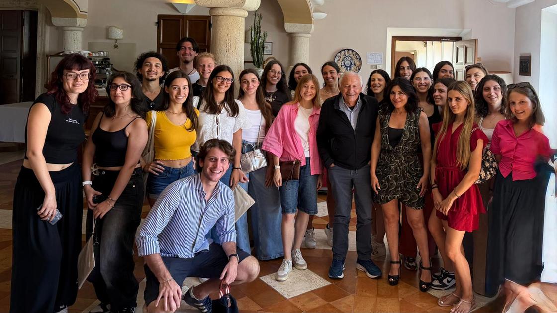 I 40 studenti della Iulm in classe con Mogol: “Il mondo in tre minuti di canzone” I 40 studenti della Iulm in classe con Mogol: “Il mondo in tre minuti di canzone”