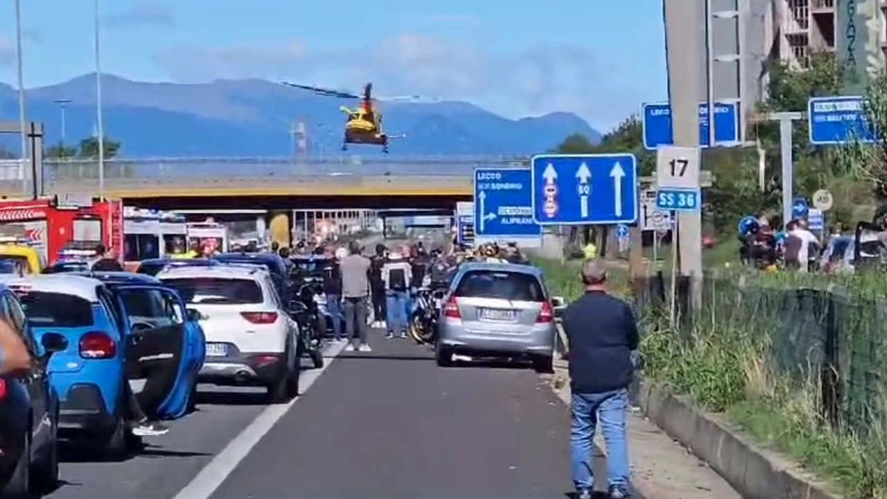 Le auto incolonnate e l'elisoccorso in Valassina