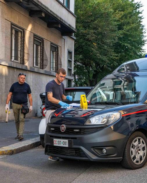 Le lame del sabato sera. In dieci contro tre. Accoltellato un 32enne