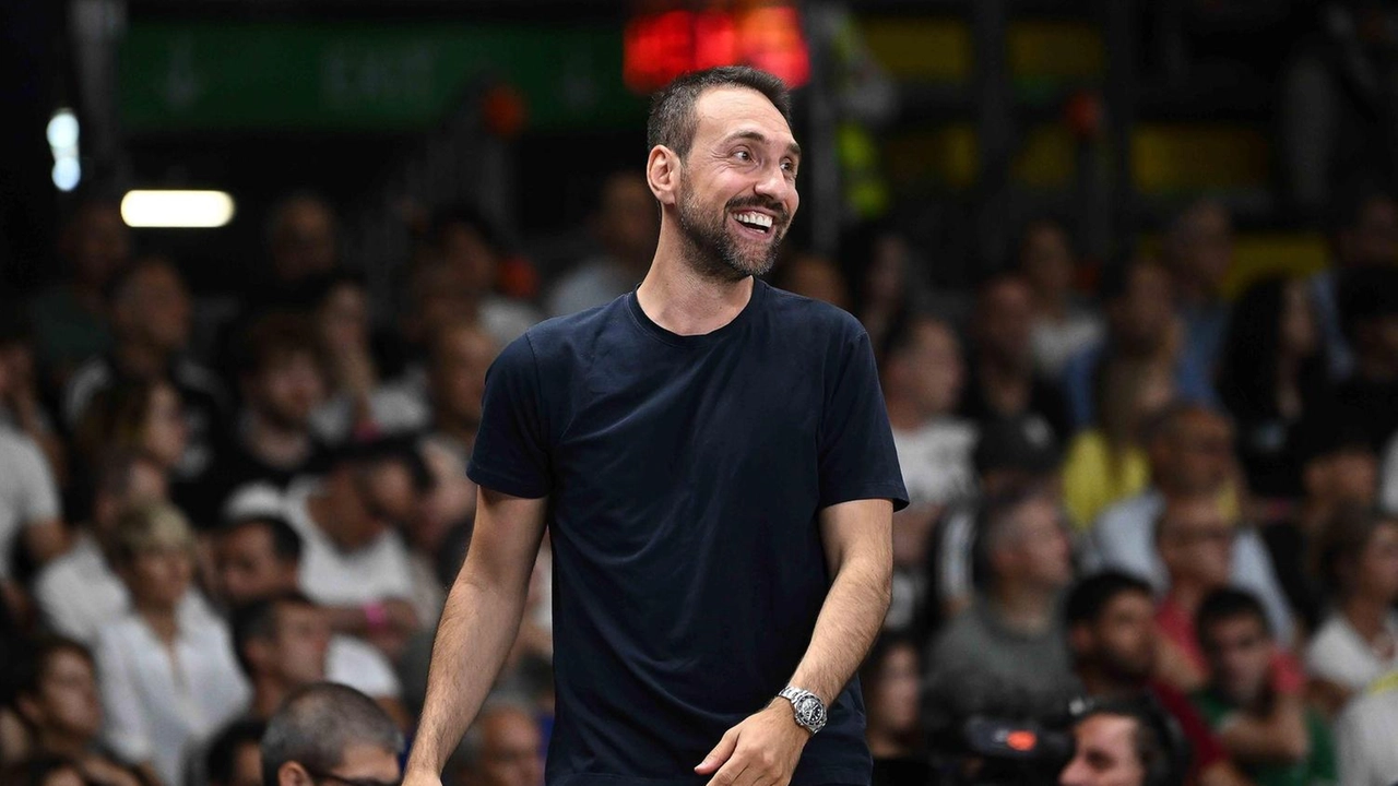Proposta di Milano al coach di Brescia: un anno da vice, poi al comando. Idea Thompson per il roster con Ellis e Guduric, Garavaglia verso Reggio.
