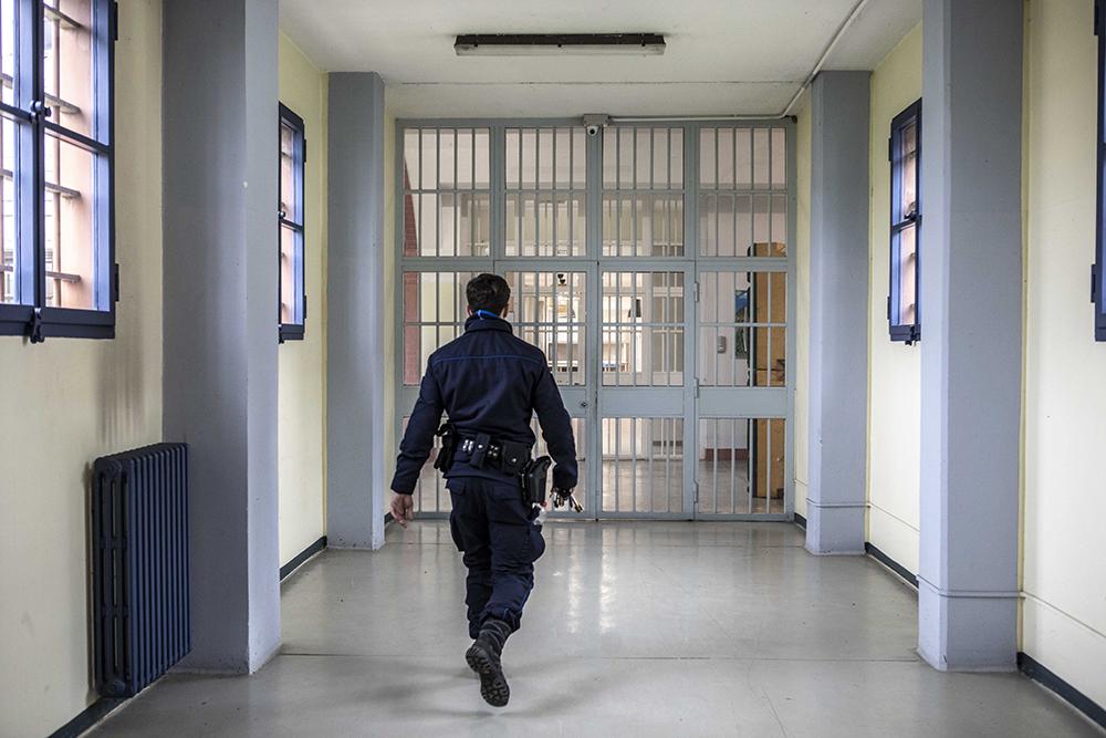 Mafiosi con il cellulare, allarme nel super carcere di Opera: detenuti con lo smartphone, un micro telefonino nascosto nel bavero della giacca Mafiosi con il cellulare, allarme nel super carcere di Opera: detenuti con lo smartphone, un micro telefonino nascosto nel bavero della giacca