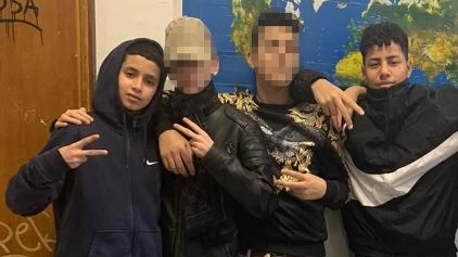 Momo (primo a sinistra) e Ramy (ultimo a sinistra), amici da bambini e uniti dallo stesso tragico destino. Morti a pochi mesi (e metri) di distanza