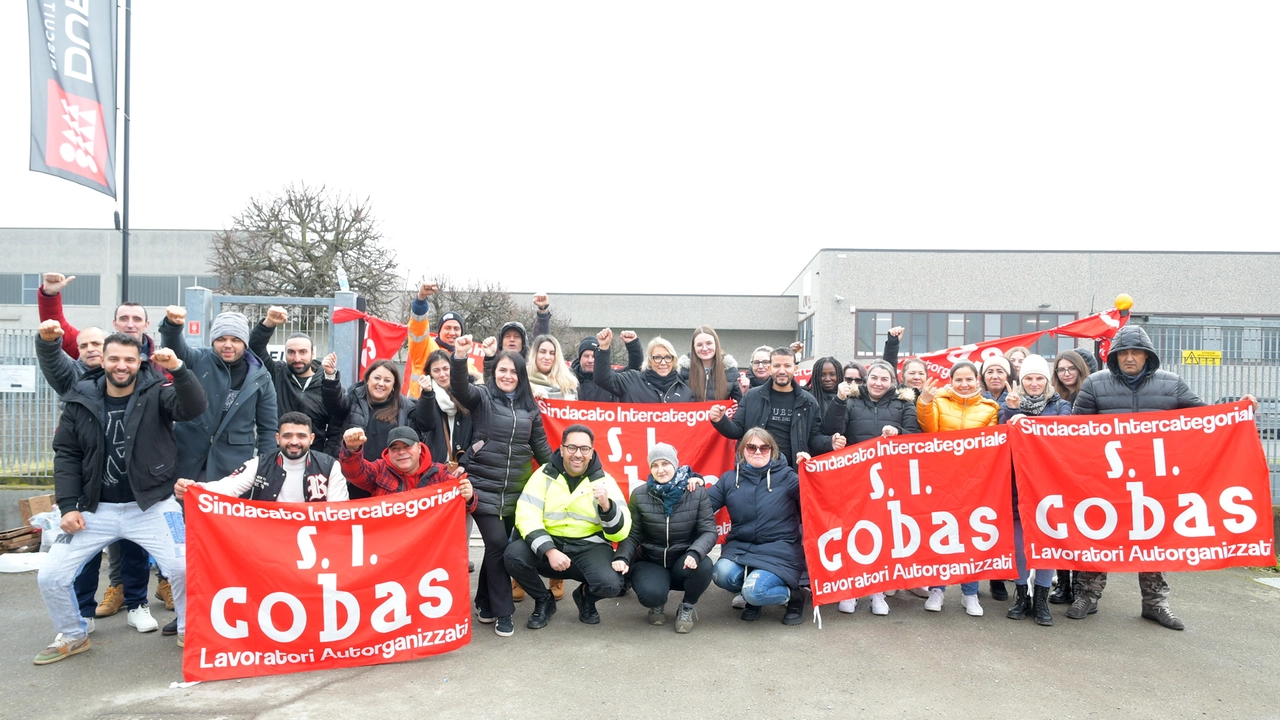 Il presidio di ieri ha coinvolto i quaranta dipendenti di Badia Pavese che sono stati assunti da una srl che lavora per la Dupon Il presidio di ieri ha coinvolto i quaranta dipendenti di Badia Pavese che sono stati assunti da una srl che lavora per la Dupon