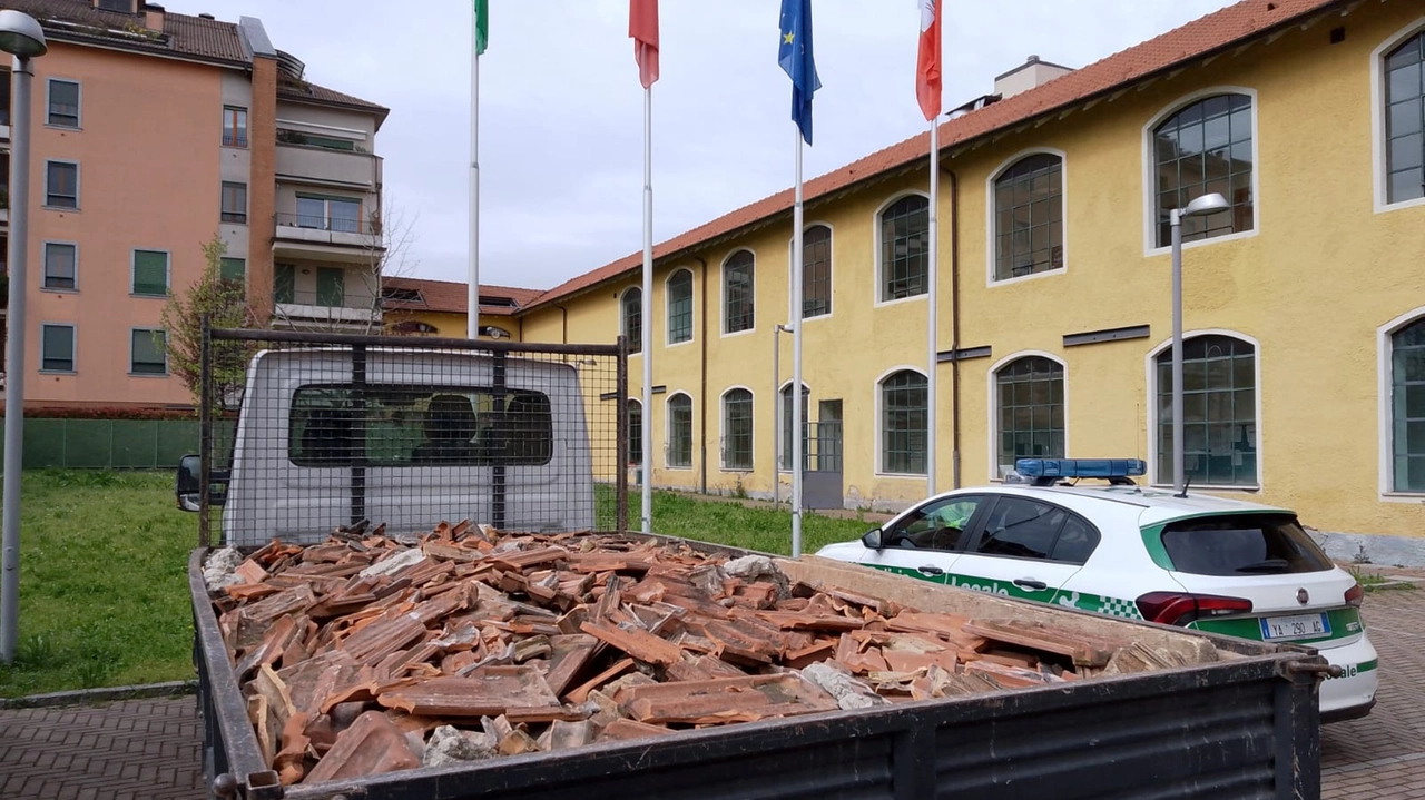 L'autocarro pieno di rifiuti