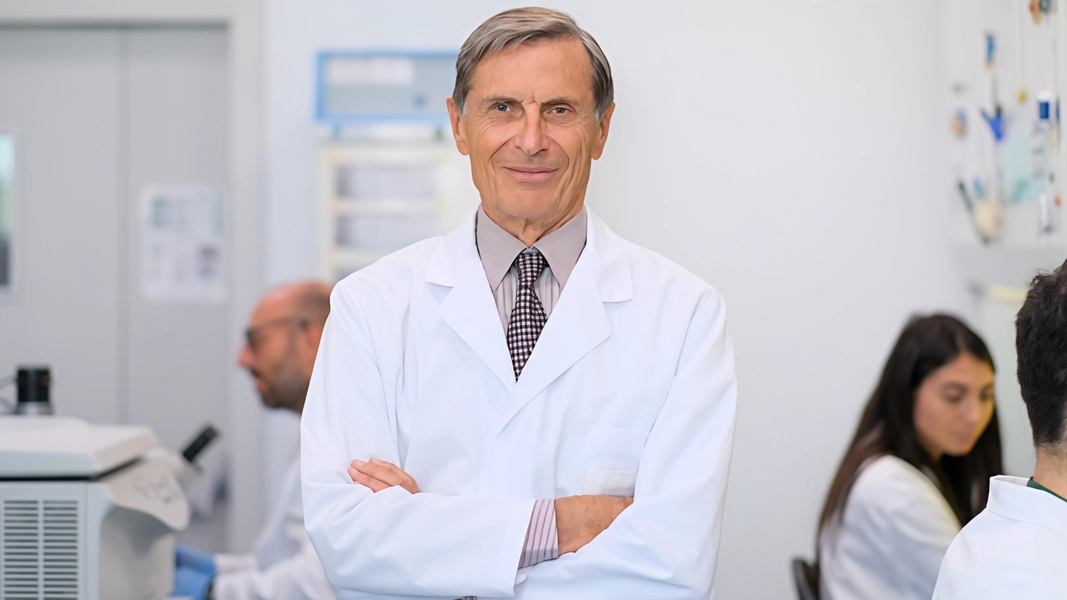 L’immunologo e oncologo milanese Alberto Mantovani, 75 anni, da 19 è direttore scientifico dell’Humanitas. Ha lavorato anche al Mario Negri e in importanti istituti di ricerca in Gran Bretagna e negli Stati Uniti L’immunologo e oncologo milanese Alberto Mantovani, 75 anni, da 19 è direttore scientifico dell’Humanitas. Ha lavorato anche al Mario Negri e in importanti istituti di ricerca in Gran Bretagna e negli Stati Uniti