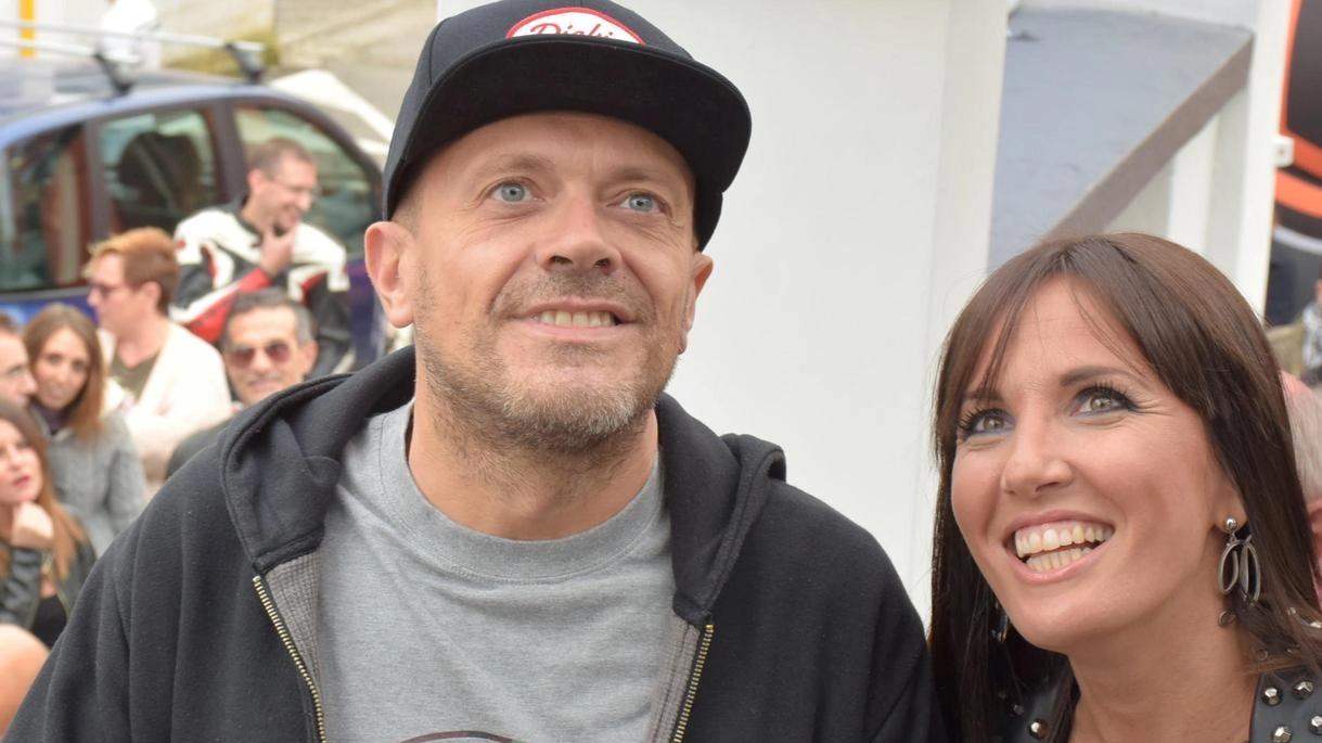 Max Pezzali e Debora Pelamatti sono sposati dal 28 aprile 2019 Max Pezzali e Debora Pelamatti sono sposati dal 28 aprile 2019