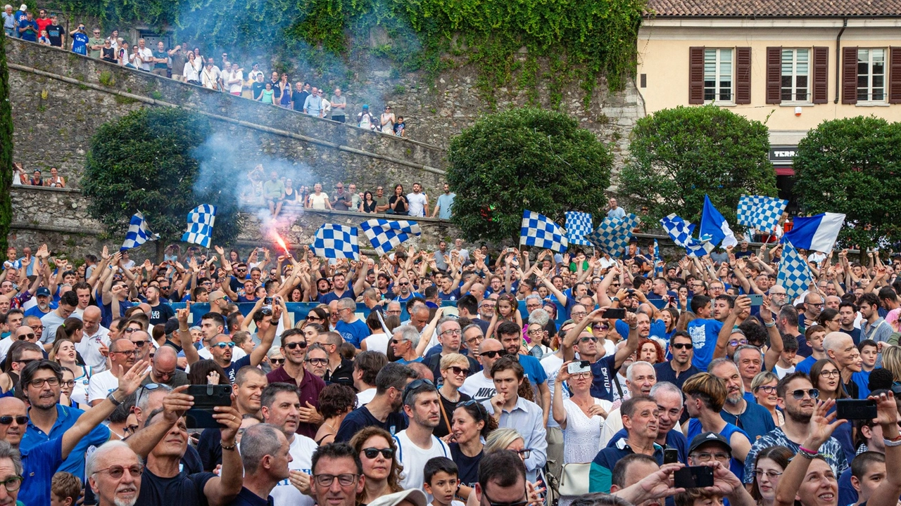 La festa dei tifosi con squadra e settore giovanile La festa dei tifosi con squadra e settore giovanile
