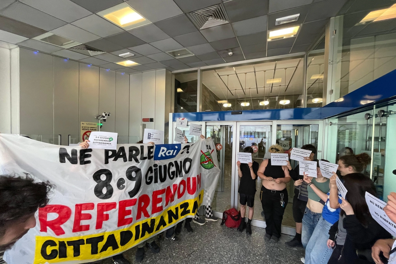 La protesta all’ingresso della Rai di corso Sempione