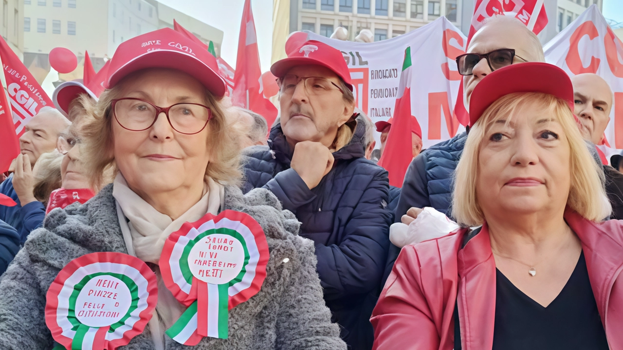 Due pensionate in piazza San Babila a Milano Sulla coccarda la protesta contro i 3 euro in più Due pensionate in piazza San Babila a Milano Sulla coccarda la protesta contro i 3 euro in più